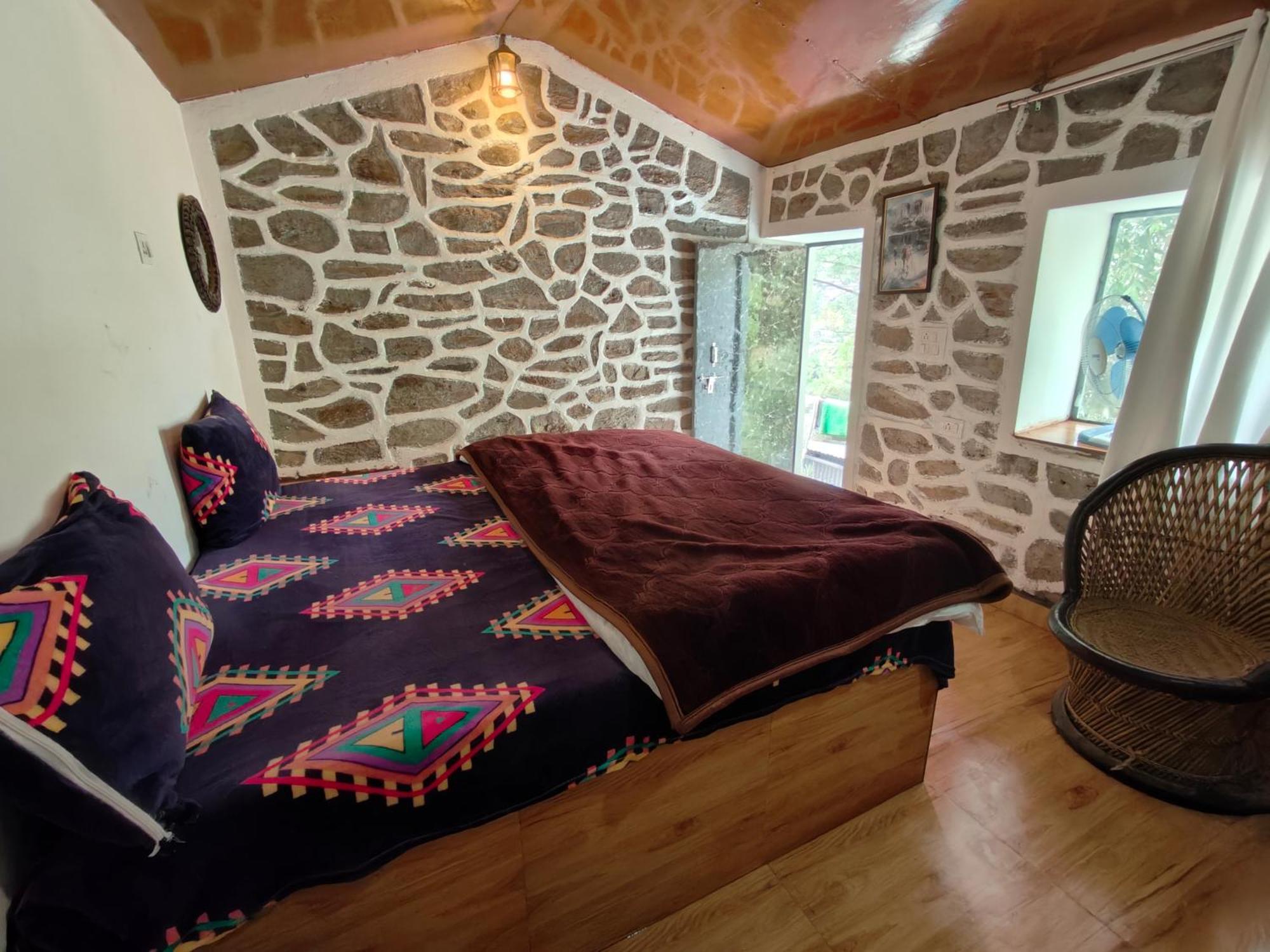 Himwanderer Camps & Cottages Pangot Nainital Rum bild